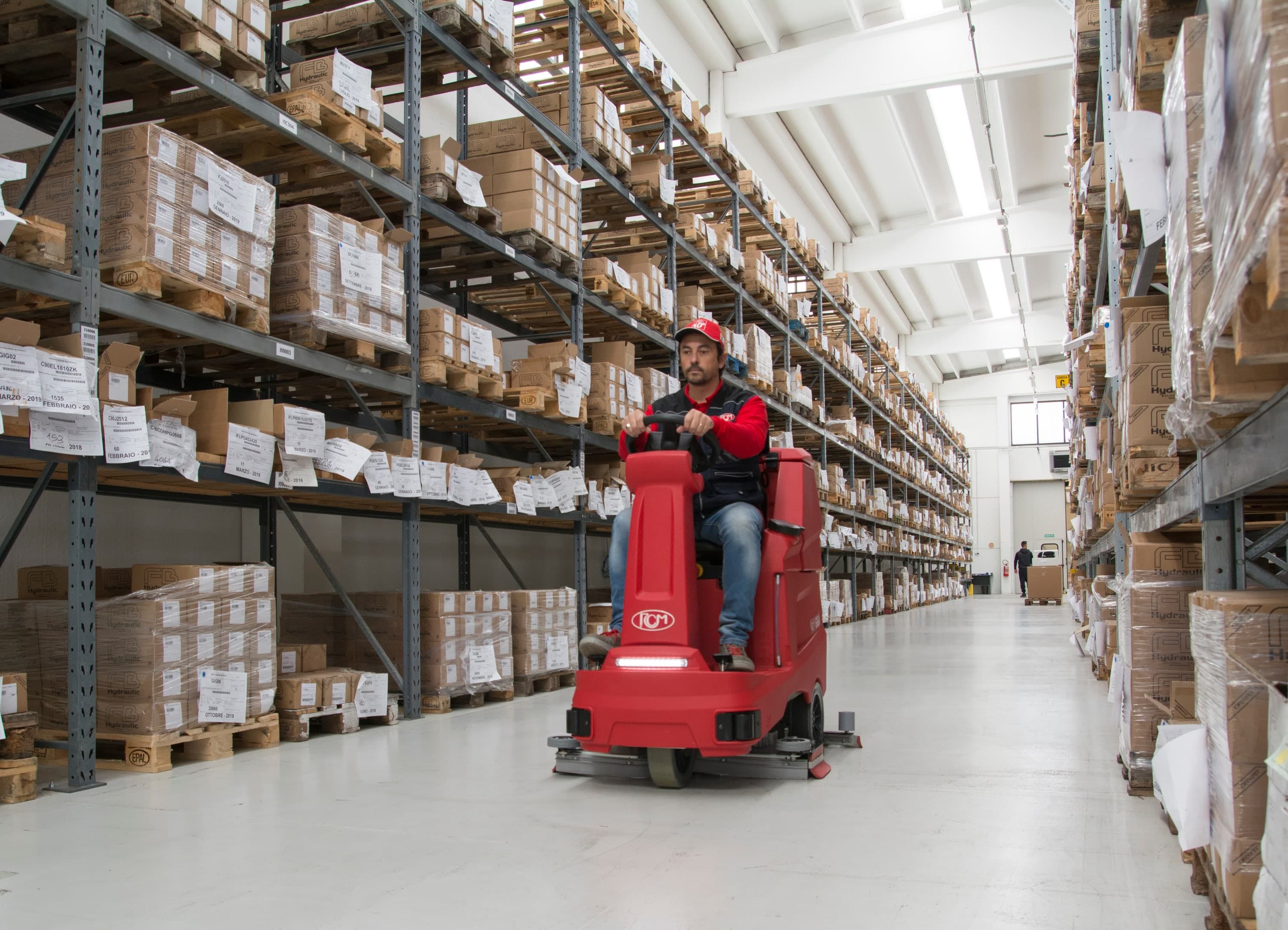 RCM Kehrsaugmaschine im Logistikzentrum