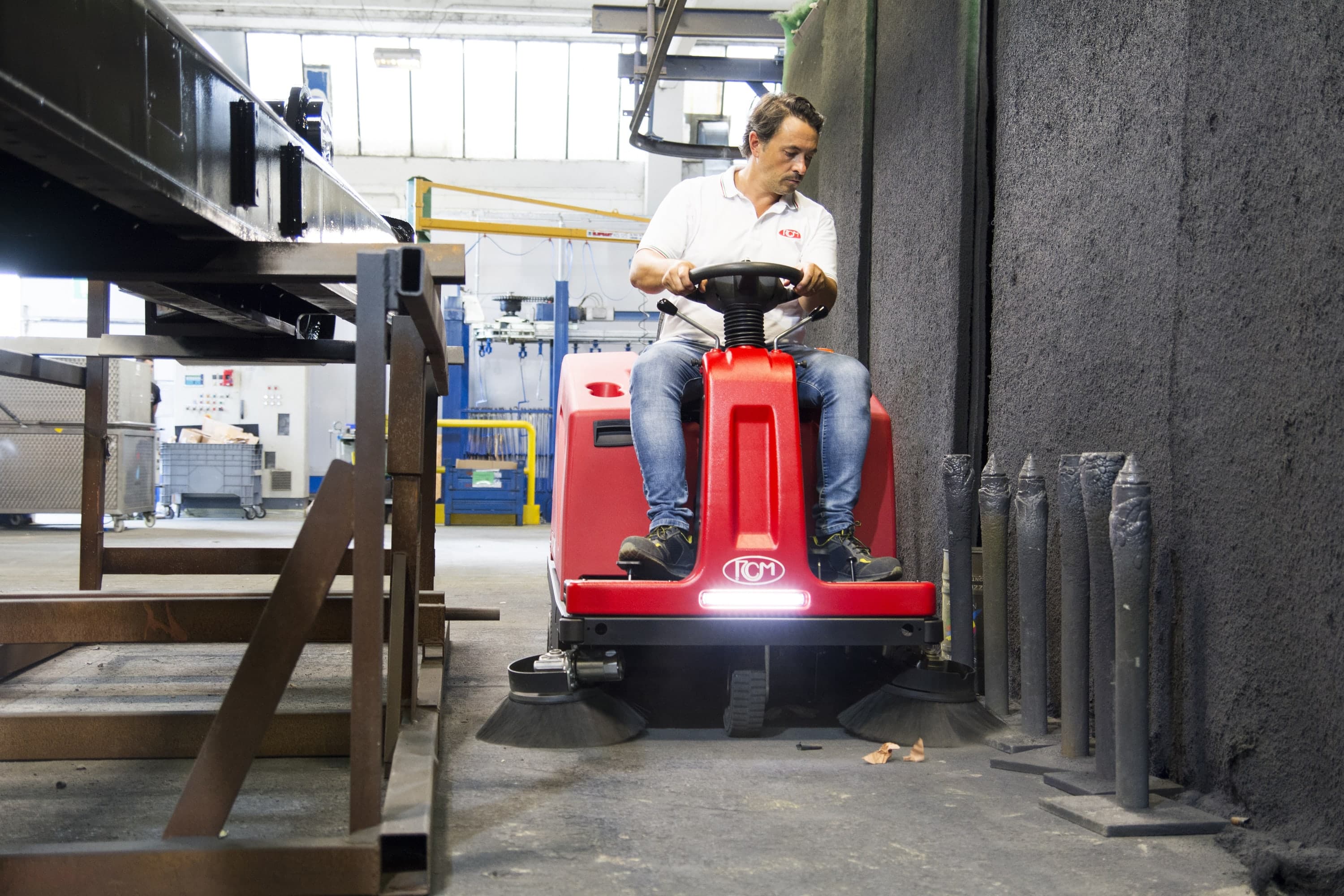 RCM Kehrsaugmaschine bei der Vorführung in einer Produktionshalle