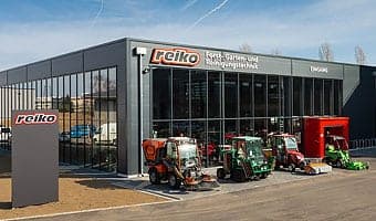Die Reiko GmbH in Freiburg - Betriebsgebäude mit Maschinen auf dem Hof